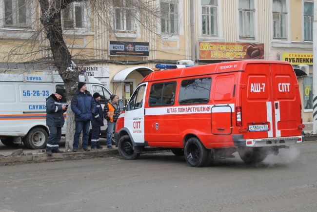 В Саратове горит дом. Перекрыта улица Московская