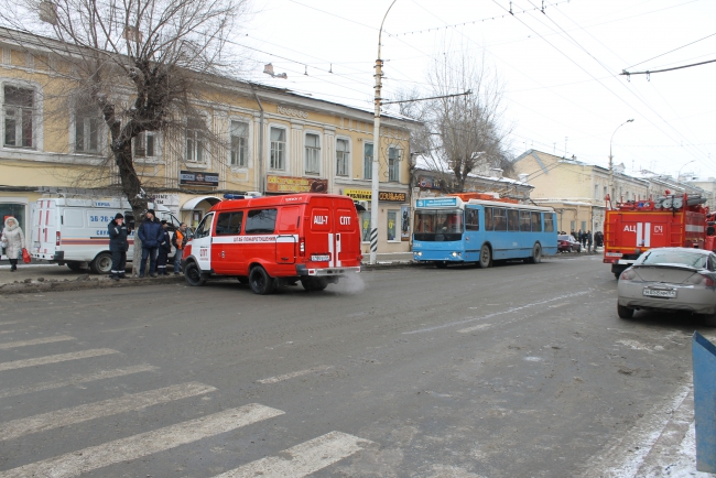 В Саратове горит дом. Перекрыта улица Московская