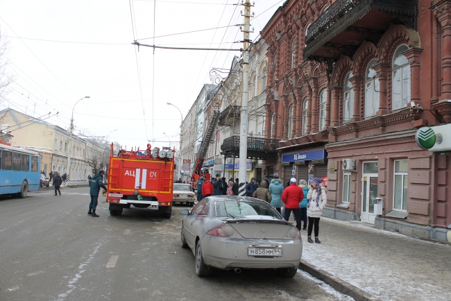 В Саратове горит дом. Перекрыта улица Московская