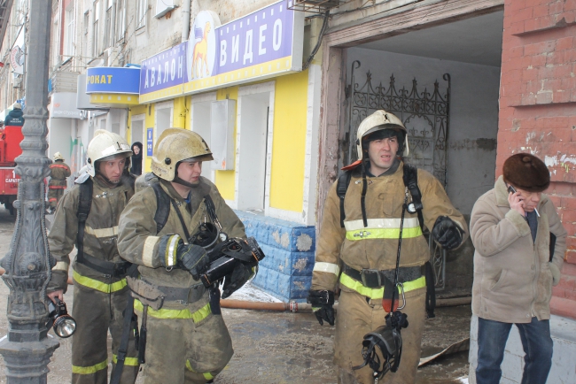 В Саратове горит дом. Перекрыта улица Московская