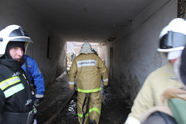 В Саратове горит дом. Перекрыта улица Московская