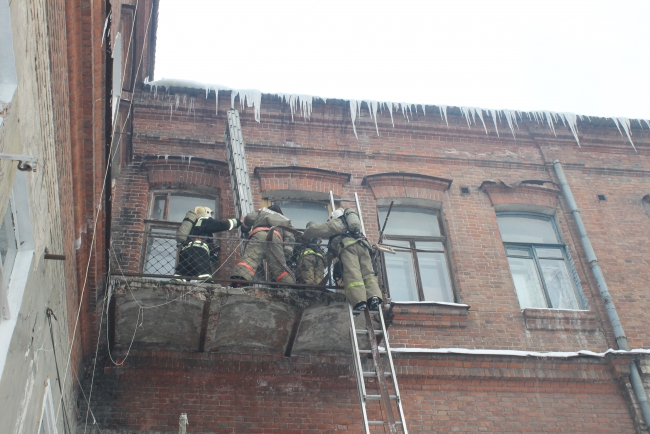 В Саратове горит дом. Перекрыта улица Московская