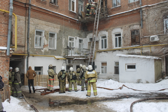 В Саратове горит дом. Перекрыта улица Московская