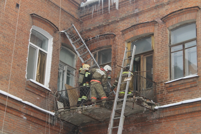 В Саратове горит дом. Перекрыта улица Московская