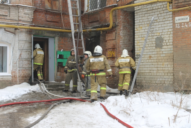 В Саратове горит дом. Перекрыта улица Московская
