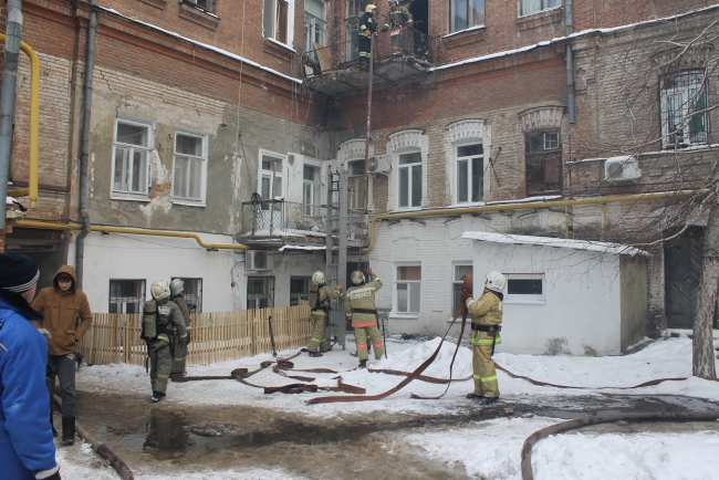 В Саратове горит дом. Перекрыта улица Московская