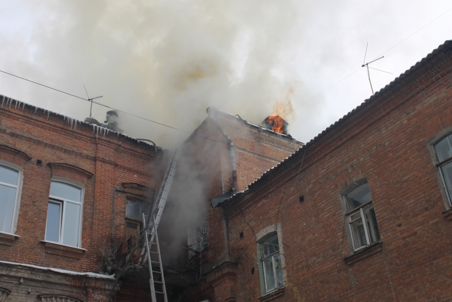 В Саратове горит дом. Перекрыта улица Московская
