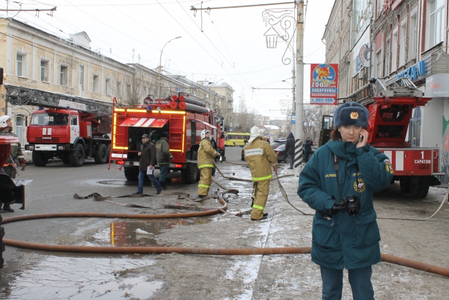 В Саратове горит дом. Перекрыта улица Московская