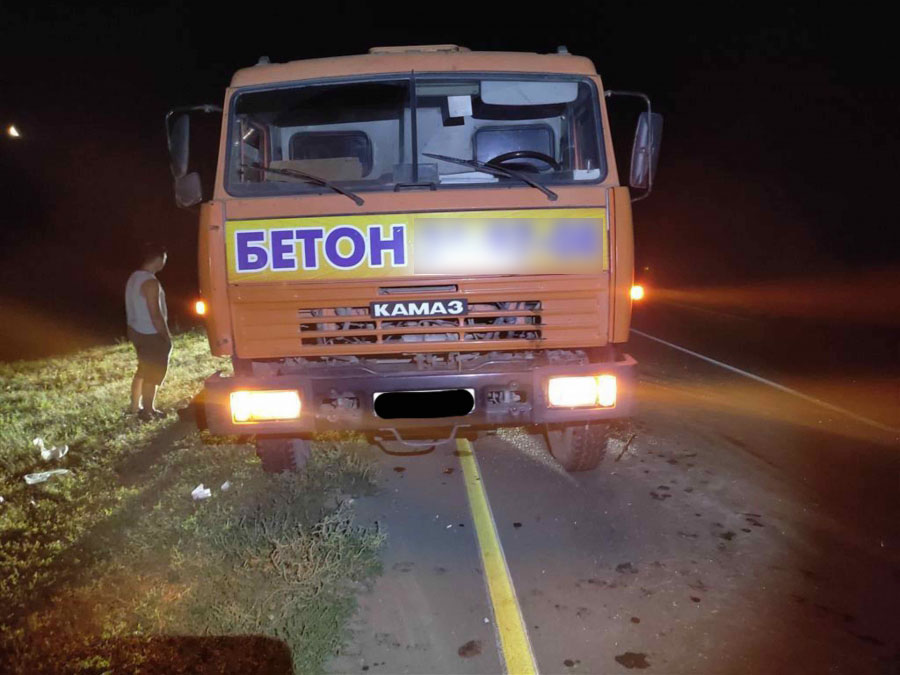 Водитель бетономешалки умер в неотложке после ДТП на ночной трассе