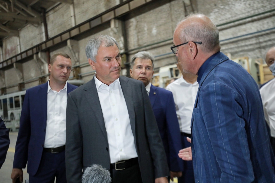 Володин в Энгельсе осмотрел будущее производство электробусов