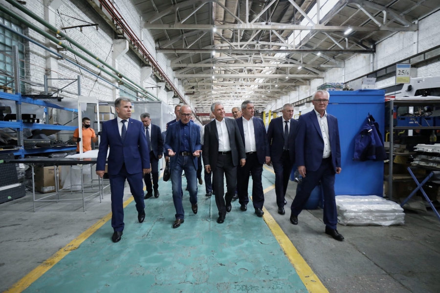 Володин в Энгельсе осмотрел будущее производство электробусов