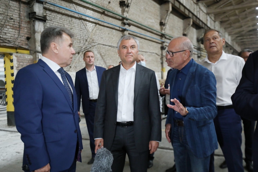 Володин в Энгельсе осмотрел будущее производство электробусов