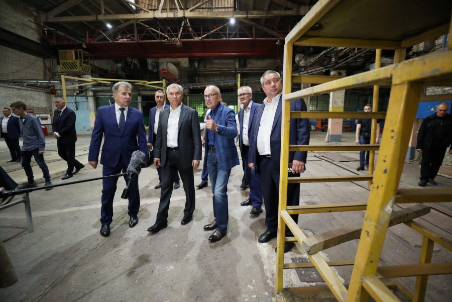 Володин в Энгельсе осмотрел будущее производство электробусов