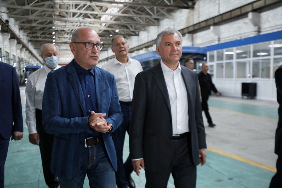 Володин в Энгельсе осмотрел будущее производство электробусов