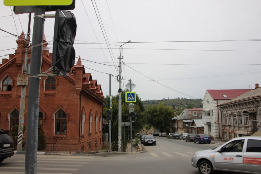 На опасном перекресте в центре Саратова больше двух недель не работают светофоры