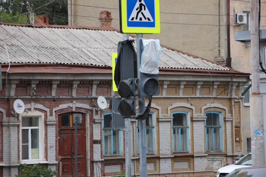 На опасном перекресте в центре Саратова больше двух недель не работают светофоры