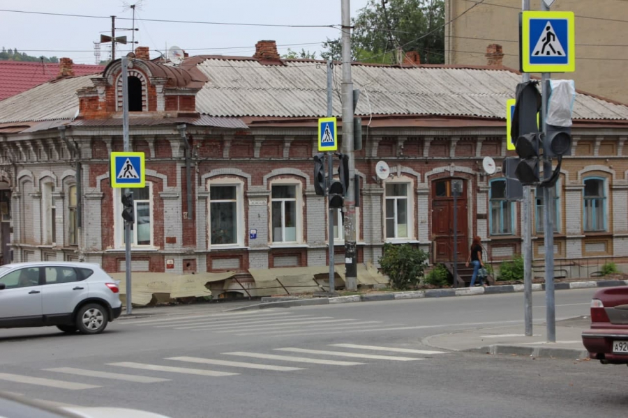 На опасном перекресте в центре Саратова больше двух недель не работают светофоры