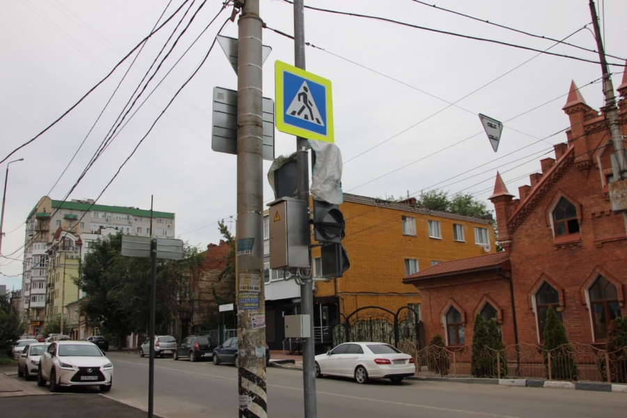 На опасном перекресте в центре Саратова больше двух недель не работают светофоры