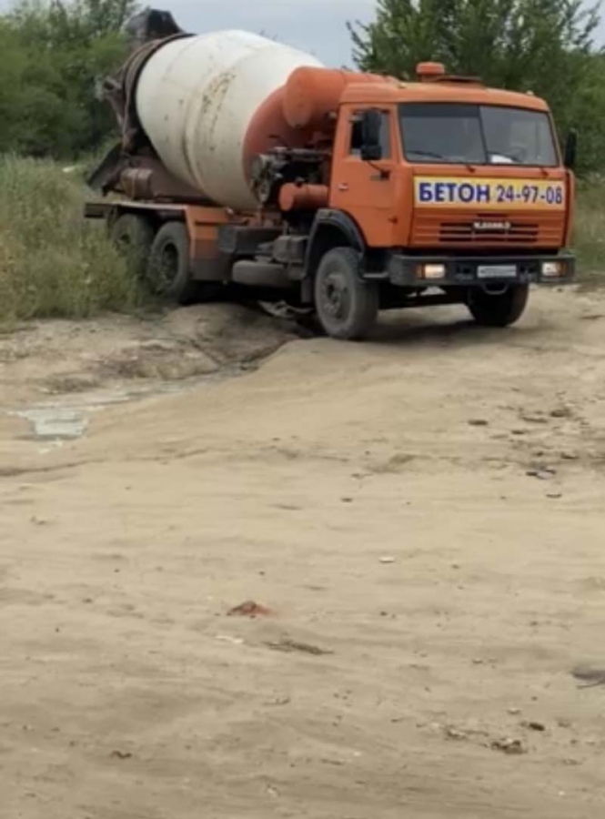 Три месяца «КамАЗы» сбрасывают строительный мусор на въезде в Саксагай