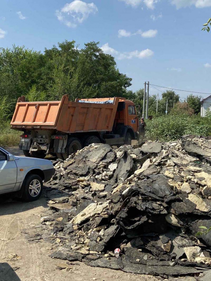 Три месяца «КамАЗы» сбрасывают строительный мусор на въезде в Саксагай