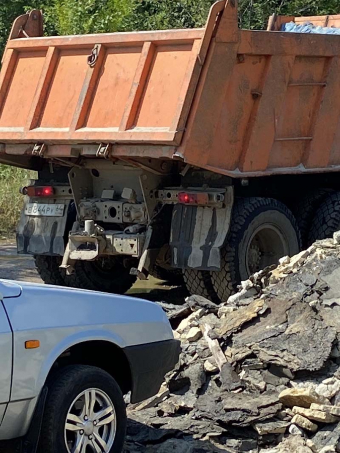 Три месяца «КамАЗы» сбрасывают строительный мусор на въезде в Саксагай