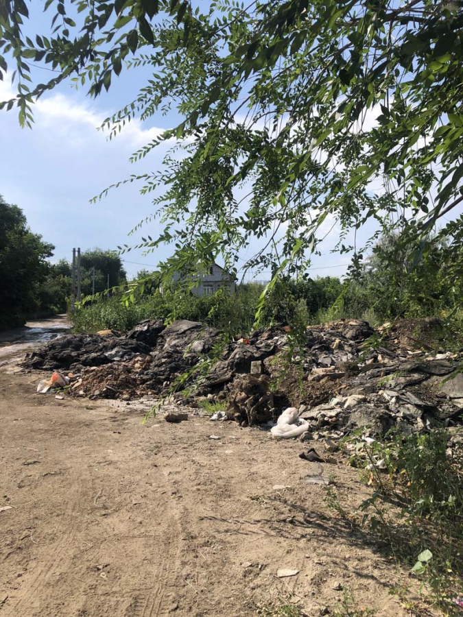 Три месяца «КамАЗы» сбрасывают строительный мусор на въезде в Саксагай