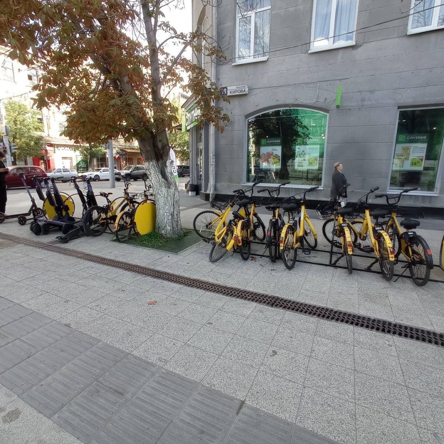 На проспекте Кирова предприниматели и водители массово уничтожают газоны