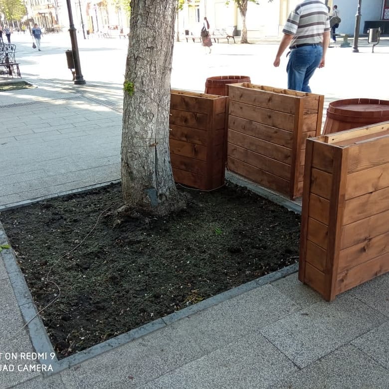 На проспекте Кирова предприниматели и водители массово уничтожают газоны