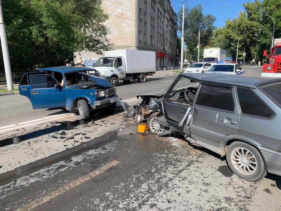 На проспекте Энтузиастов «семерка» выехала на встречную полосу и протаранила «четырнадцатую»