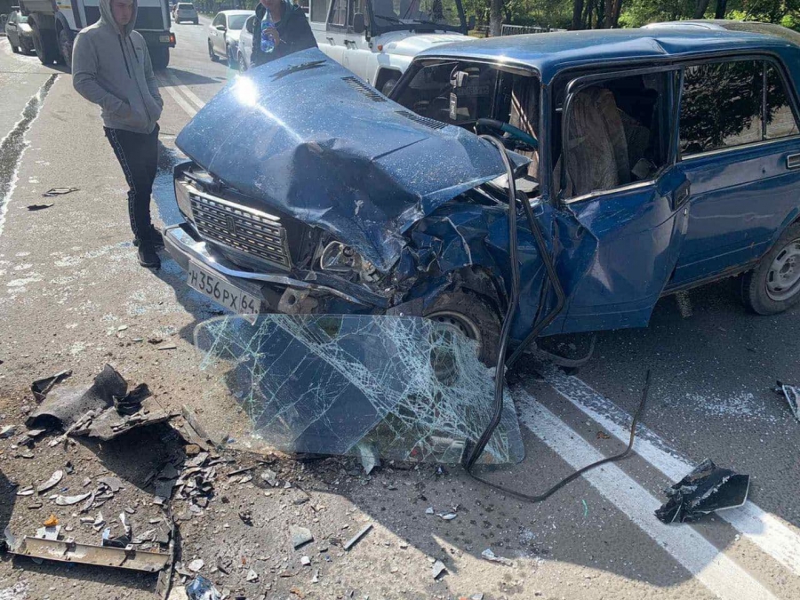 На проспекте Энтузиастов «семерка» выехала на встречную полосу и протаранила «четырнадцатую»