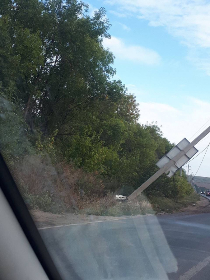 У Монахова пруда столб опасно навис над дорогой после ДТП