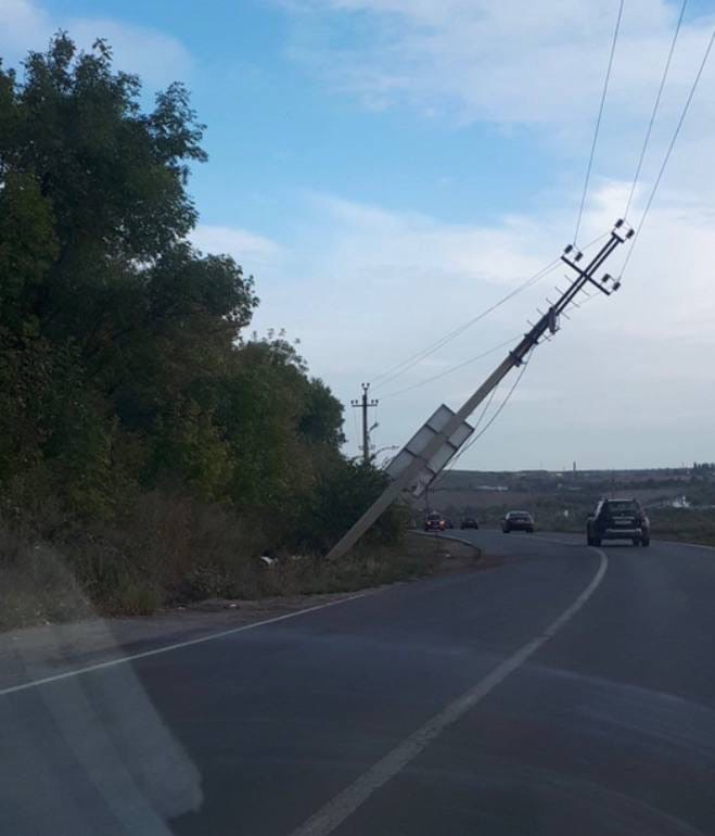 У Монахова пруда столб опасно навис над дорогой после ДТП