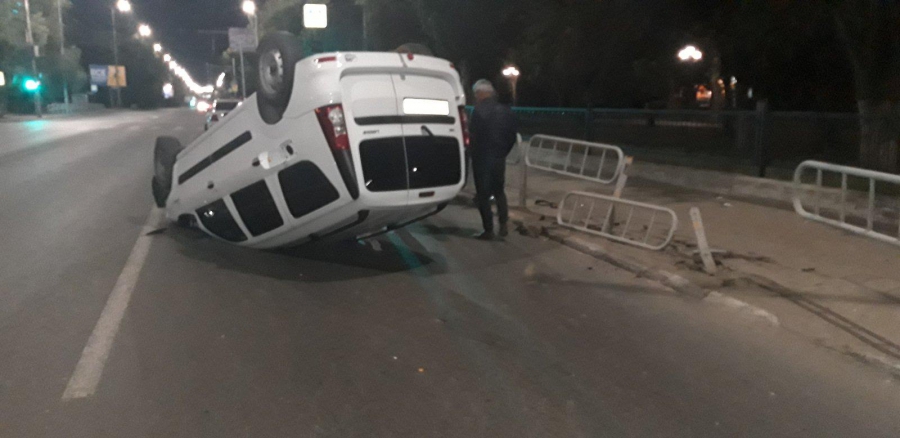 В Ленинском районе «Ларгус» снес ограждение и перевернулся на крышу