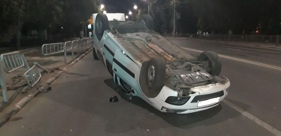 В Ленинском районе «Ларгус» снес ограждение и перевернулся на крышу