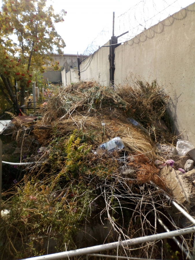 На Увекском кладбище обнаружили свалку из мусора и могильных плит