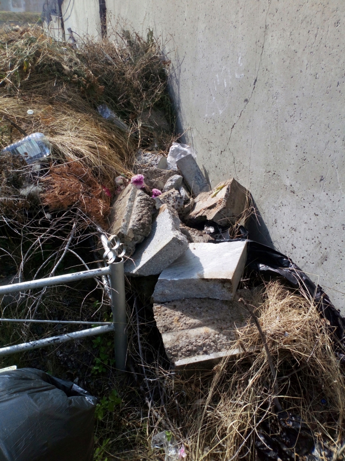 На Увекском кладбище обнаружили свалку из мусора и могильных плит