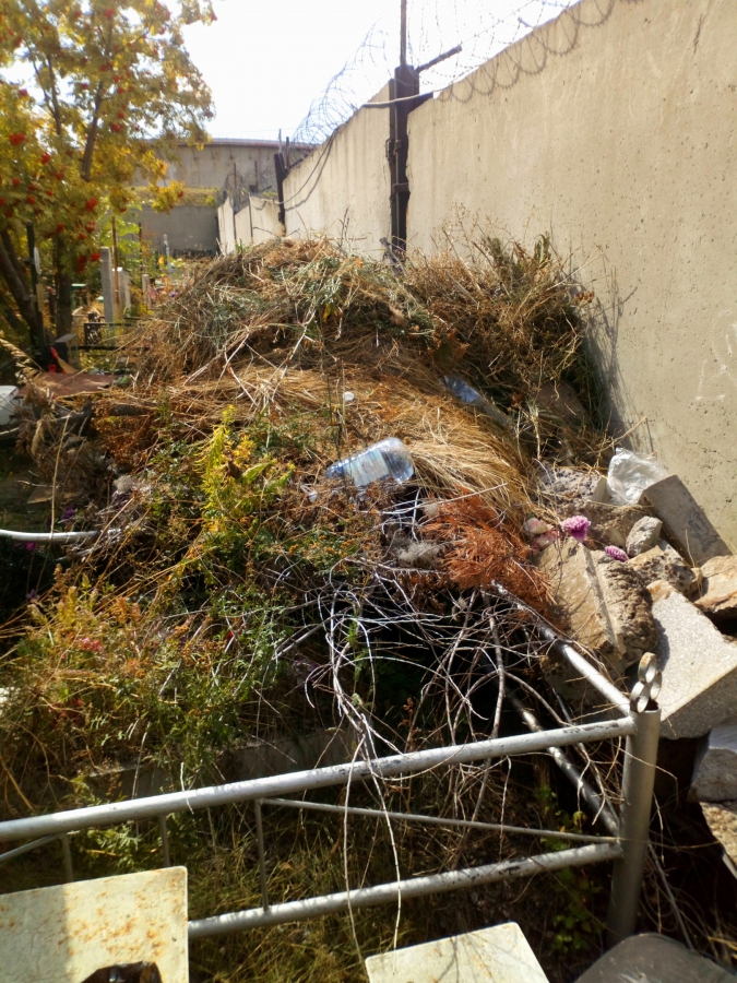 На Увекском кладбище обнаружили свалку из мусора и могильных плит