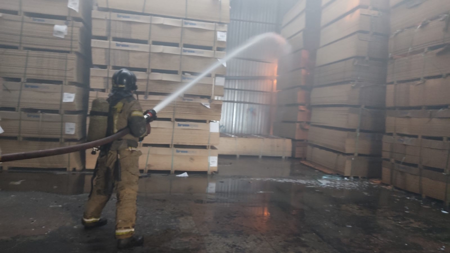 Крупный пожар на Астраханской удалось локализовать