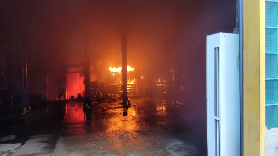 Крупный пожар на Астраханской удалось локализовать