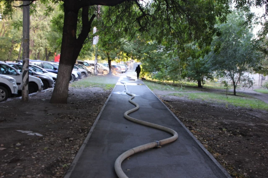 Крупное возгорание в центре Саратова. Пожарные бьют стекла склада