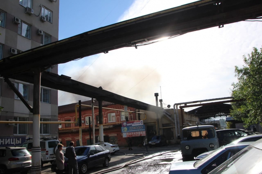 Крупное возгорание в центре Саратова. Пожарные бьют стекла склада