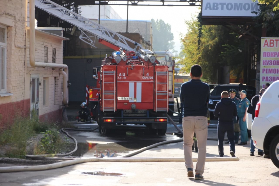 Крупное возгорание в центре Саратова. Пожарные бьют стекла склада