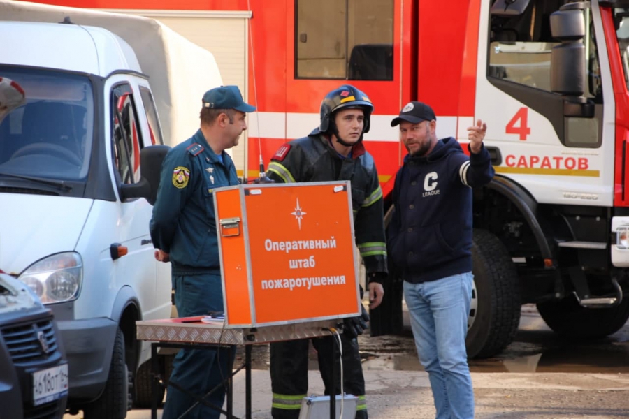 Крупное возгорание в центре Саратова. Пожарные бьют стекла склада