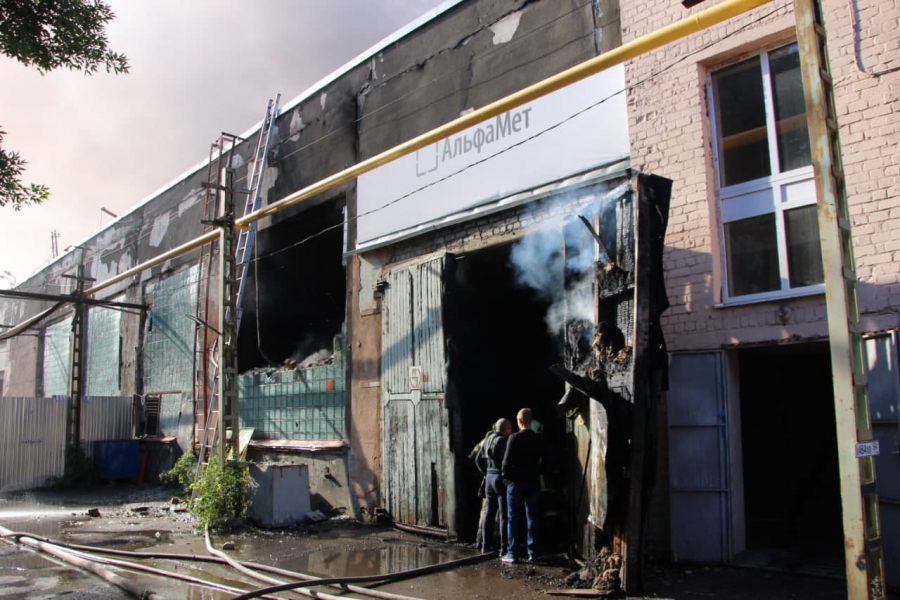 Крупное возгорание в центре Саратова. Пожарные бьют стекла склада
