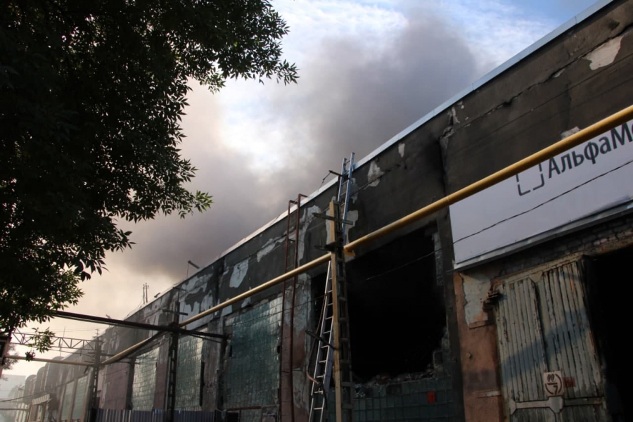 Крупное возгорание в центре Саратова. Пожарные бьют стекла склада