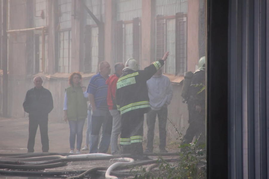 Крупное возгорание в центре Саратова. Пожарные бьют стекла склада
