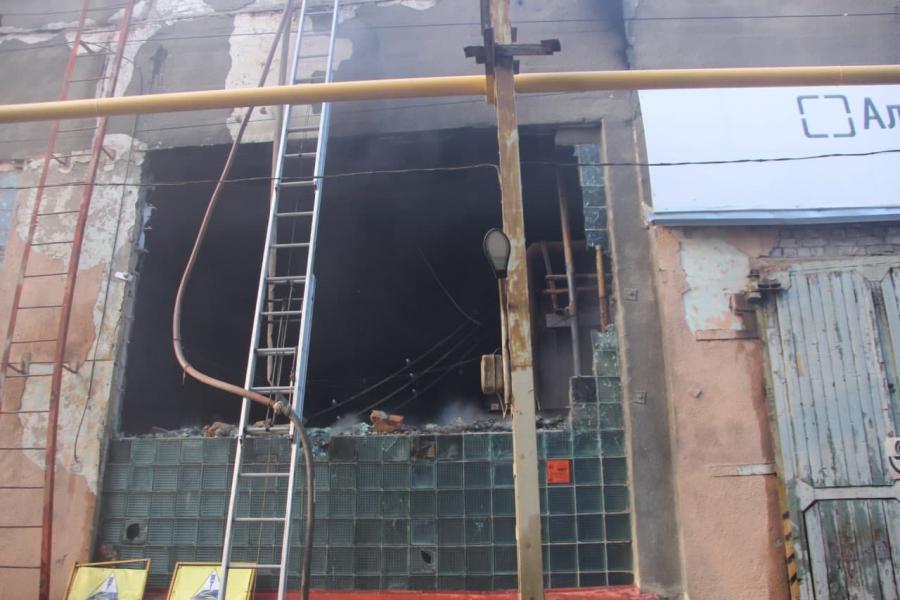 Крупное возгорание в центре Саратова. Пожарные бьют стекла склада