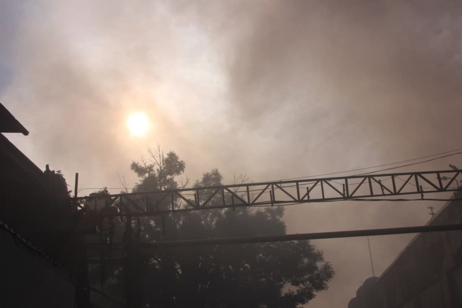 Крупное возгорание в центре Саратова. Пожарные бьют стекла склада