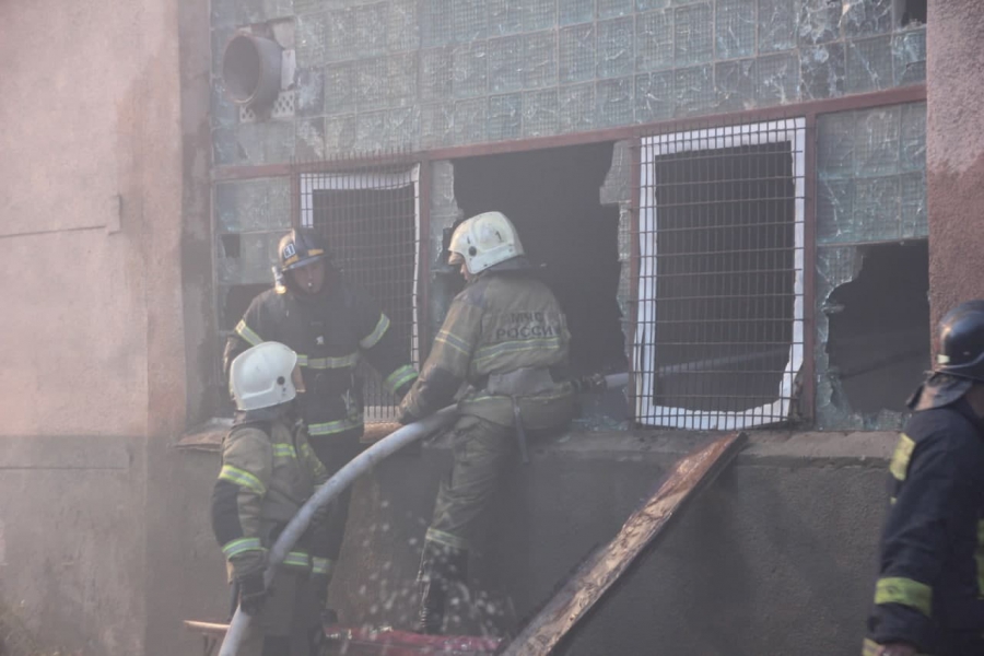 Крупное возгорание в центре Саратова. Пожарные бьют стекла склада