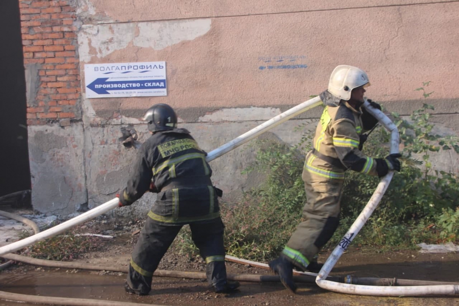 Крупное возгорание в центре Саратова. Пожарные бьют стекла склада